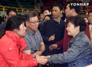 资料图：韩国总统朴槿惠看望沉船事故受害者家属。