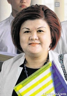 李莲惠涉嫌抢走丈夫女友人许丽清的手表、钱包和手机等，被控偷窃罪。（新加坡《联合早报》/梁麒麟摄）