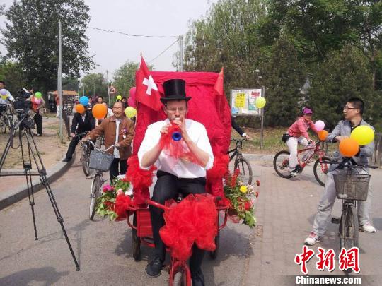 6日，瑞士小伙儿里昂在河北唐山蹬着三轮车，迎娶中国新娘杨志华。　徐�础∩�