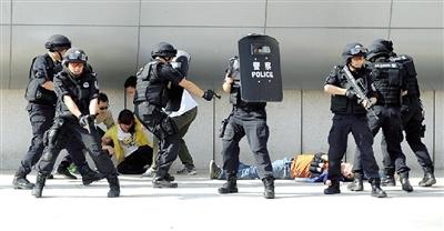 特警荷枪实弹15分钟擒获6名暴徒昨日下午,郑州警方在郑州高铁东站