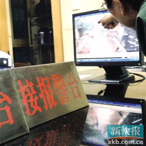 记者在派出所里看到,监控视频拍下了邱阿姨被殴打的一幕。