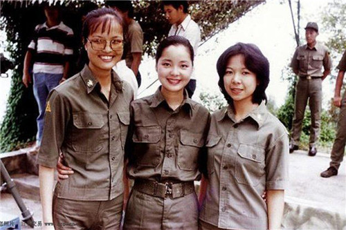 1981年邓丽君在金门烈屿劳军时与女兵合影.