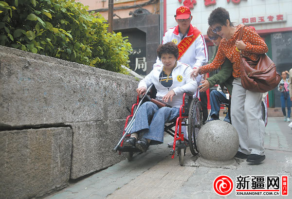 【图】残联组织残疾人出行体验 发现乌市部分无障碍设施存障碍(图)