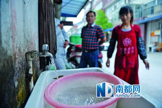昨日17时左右，靖江市一小区居民开始储备恢复的供水。 新华社发