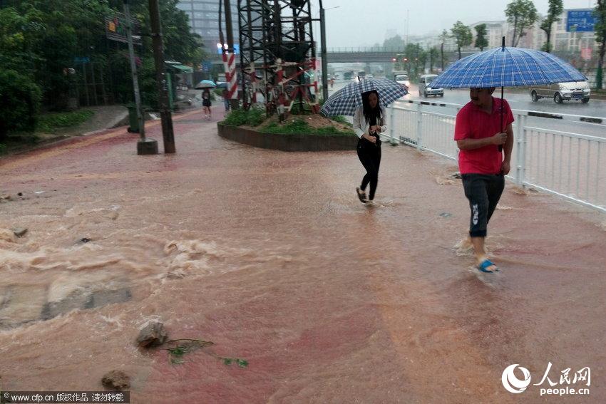 深圳日降雨量破300毫米 人车过街如淌河