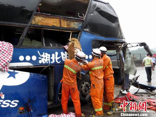 京港澳高速公路广东韶关段发生一起大客车撞击护栏自翻交通事故,造成5