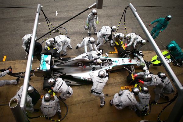 图文:f1西班牙站正赛 汉密尔顿进维修区-搜狐赛车