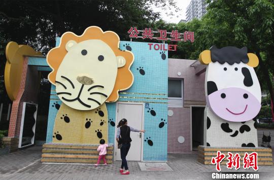 图为重庆动物园旁的动物形象公厕。周毅 摄