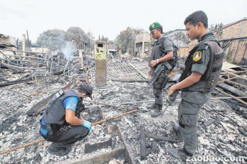 泰国警方在陶公府一所遭到袭击的学校展开调查。