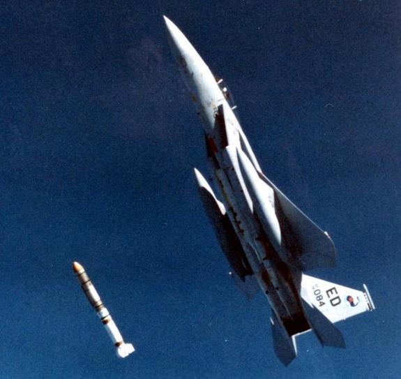 资料图：美军F-15战机载重大尺寸大，适合改装，图为F-15空射反卫星导弹