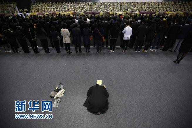 4月29日，在韩国安山设立的“岁月”号沉船事故遇难者祭堂，一名佛教僧人伏地祷告。