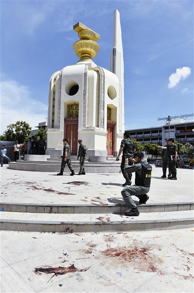 15日,在泰國首都曼谷,警察和軍人在民主紀念碑旁的襲擊地點拍攝.