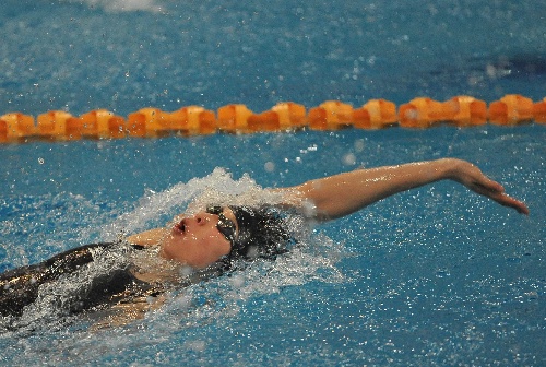 图文:陈洁获女子200米仰泳冠军 陈洁比赛中