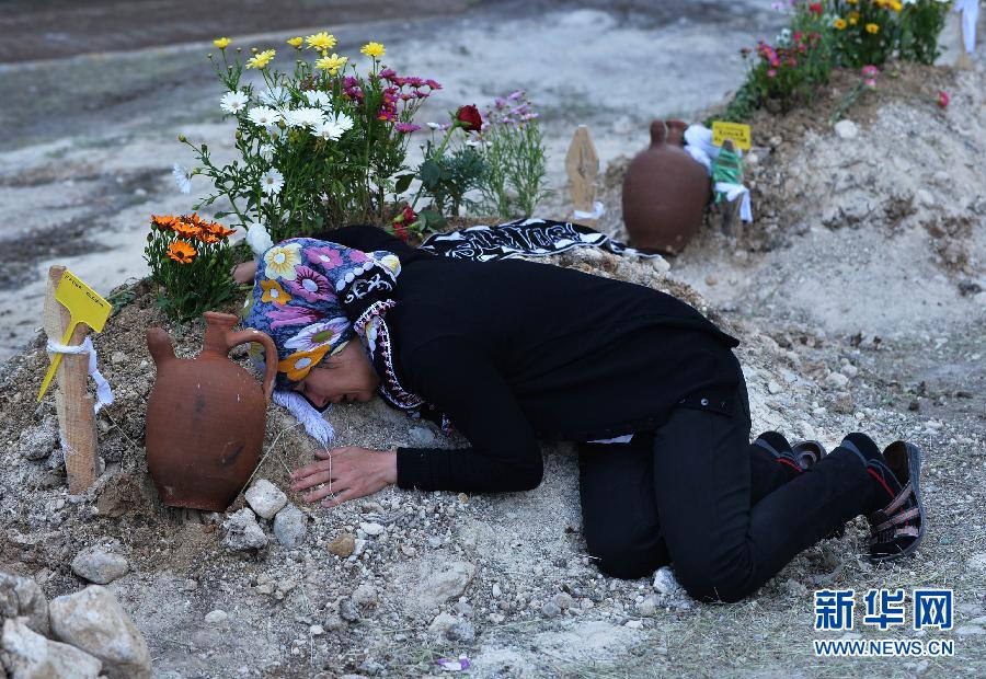 土耳其煤矿爆炸301人死亡 紧急挖墓地安葬遇难者