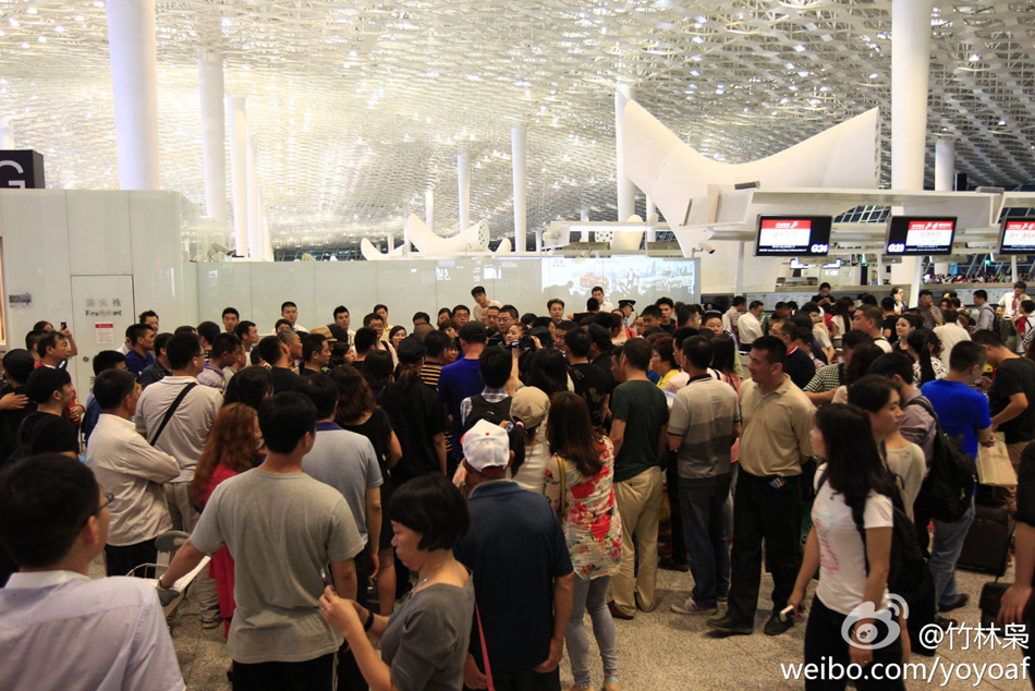 深圳机场大批航班延误或取消，大批旅客聚集。图据微博