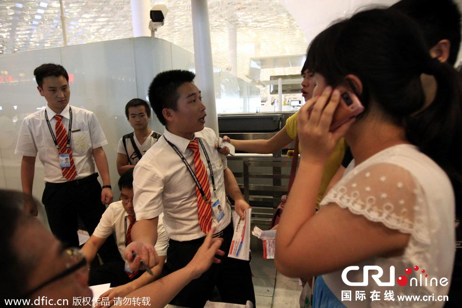 深圳机场大批航班延误或取消，大批旅客聚集。图据微博