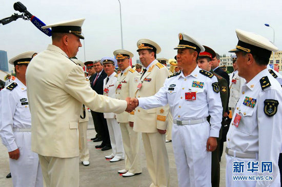 资料图:5月18日,中国海军副司令员田中海军中将(右二)在码头迎接