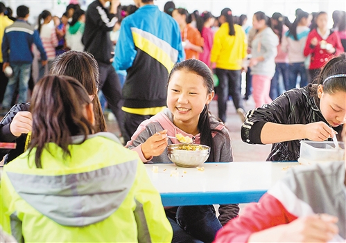 近日,城口县坪坝中学,念初二的文柳和同学一起在学校食堂就餐.