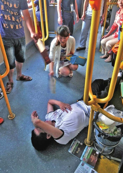 小伙公交上突然晕倒 司机乘客齐施救