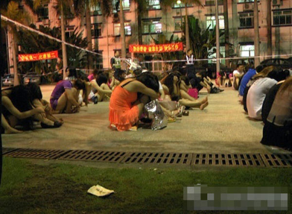 深圳警方清查4家涉黄场所卖淫女坐满篮球场图