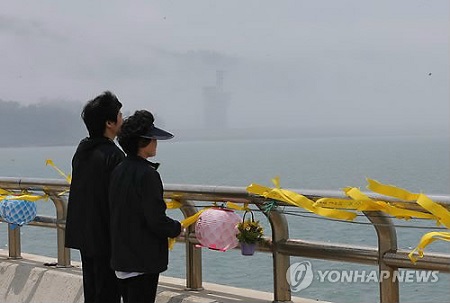 韩国“世越”号沉船事故搜救工作22日进入第37天，韩国官民军联合救援队当天起将重点搜寻因船体严重受损而无法进入的区域。（韩联社）