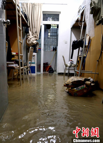 暴雨来袭 广州高校宿舍遭雨水浸泡(图)