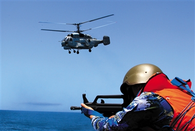23日，中国舰载直升机侦察“被劫持船舶”。新华社发