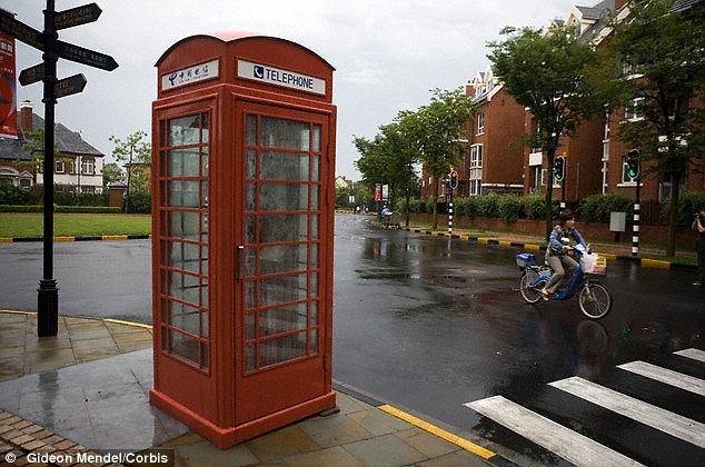 泰晤士镇”中仿制的英国红色电话亭。