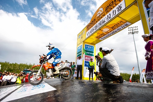 5月25日,摩托车组卫冕冠军,新疆佳域车队车手方明集在发车仪式上
