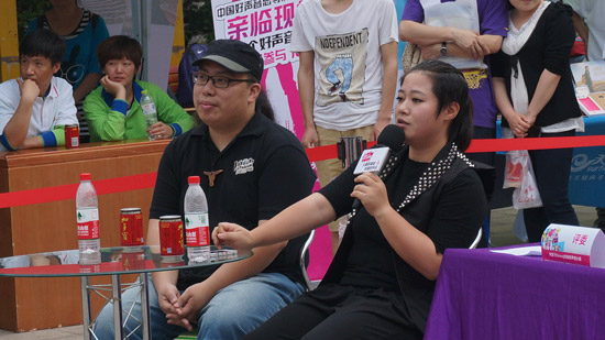 校园好声音唱响政法大学刘悦鼓励选手快乐唱歌