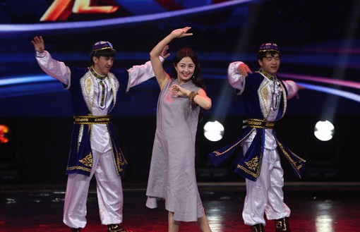 《天下第一刀》-评委杨童舒与维吾尔族少年热舞