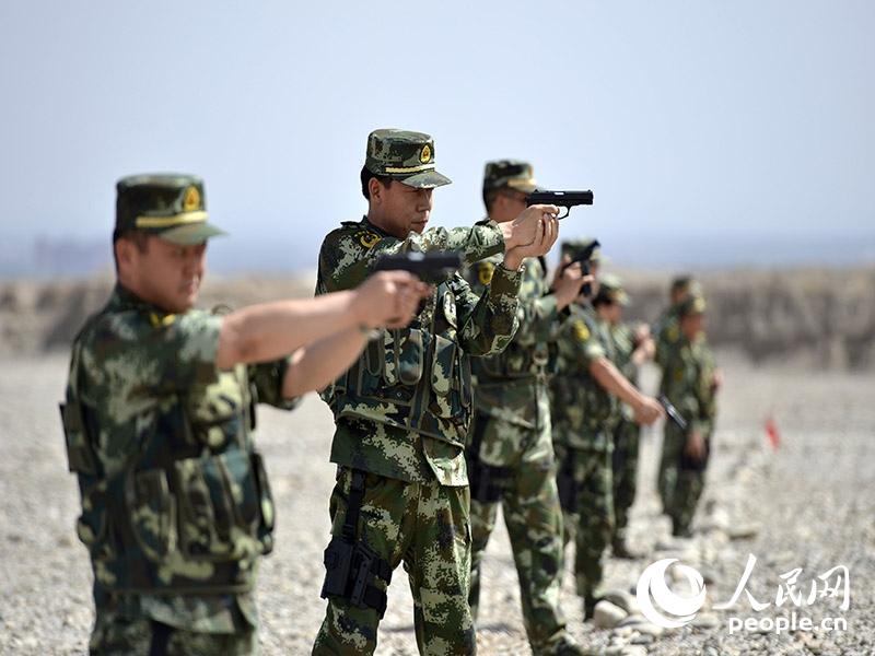 快速出枪,进行实弹速射师职干部李剑军正在进行实弹射击