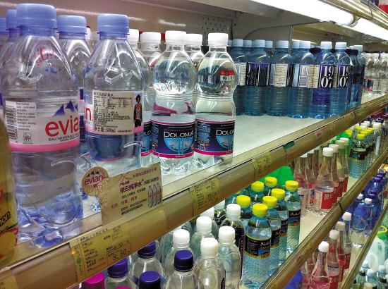 高端水炒概念价差大 虚假宣传搅浑饮用水市场
