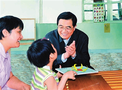 2006年5月31日,胡锦涛来到北京市儿童福利院,看望这里的儿童。