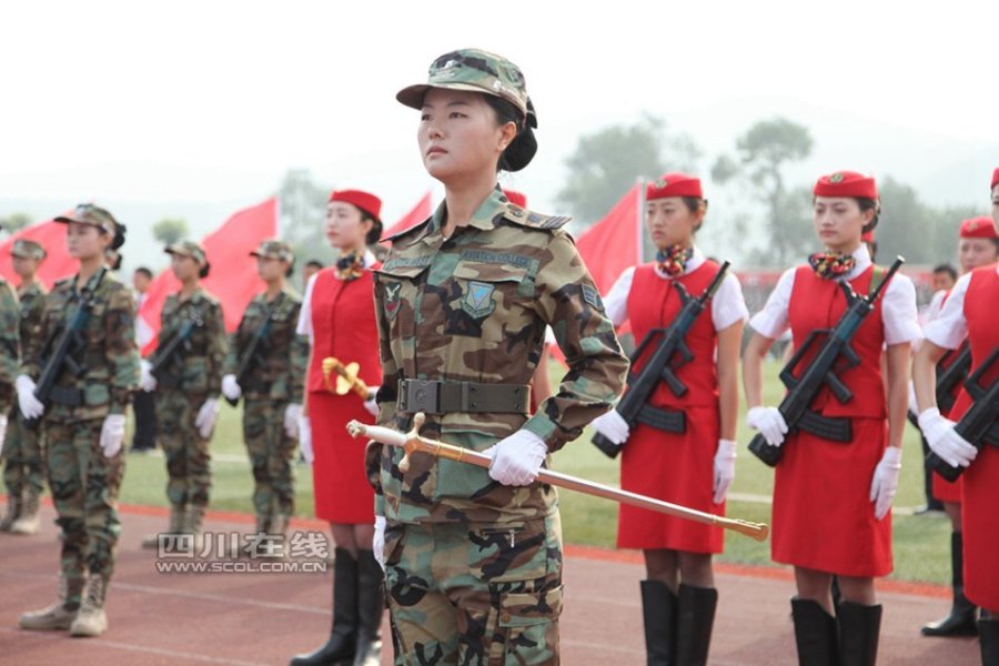 5月30日，四川西南航空职业学院女子仪仗队首次亮相，127名“女兵”手持礼兵枪出场。队里每位成员都经过严格的军事训练和系统的礼仪训练，是国内高校首创的女子仪仗队。