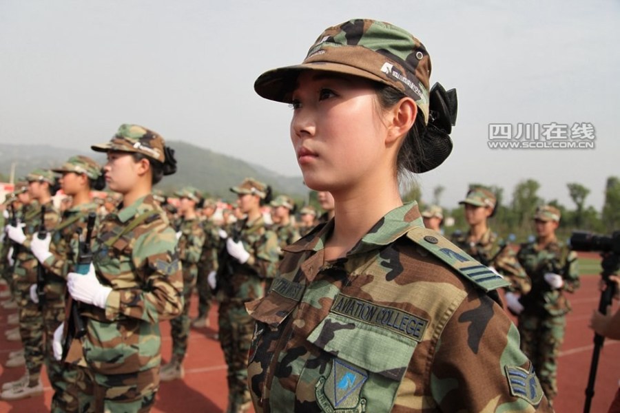 5月30日，四川西南航空职业学院女子仪仗队首次亮相，127名“女兵”手持礼兵枪出场。队里每位成员都经过严格的军事训练和系统的礼仪训练，是国内高校首创的女子仪仗队。