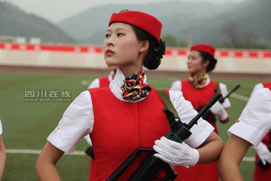 5月30日，四川西南航空职业学院女子仪仗队首次亮相，127名“女兵”手持礼兵枪出场。队里每位成员都经过严格的军事训练和系统的礼仪训练，是国内高校首创的女子仪仗队。