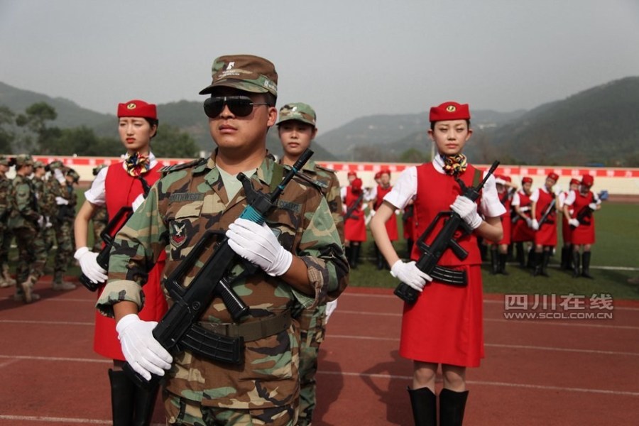 5月30日，四川西南航空职业学院女子仪仗队首次亮相，127名“女兵”手持礼兵枪出场。队里每位成员都经过严格的军事训练和系统的礼仪训练，是国内高校首创的女子仪仗队。