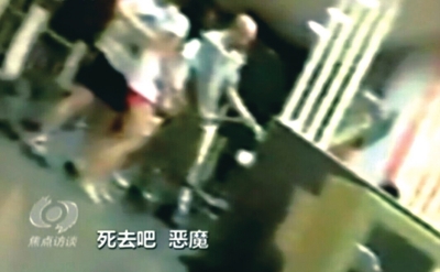 光头嫌疑人殴打受害人吴某。央视截屏