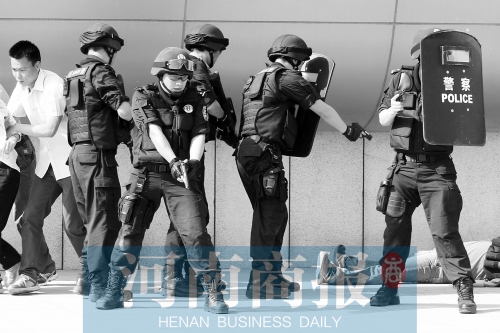 郑州民警在进行演习