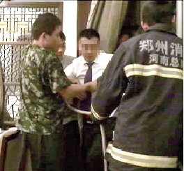 刘先生(稿费50元)来电:一小伙在商务楼当调酒师,偷红酒、白酒卖钱被老板发现,他觉得丢人站在窗沿闹着要跳楼。 郑州晚报记者 冉小平 文/图