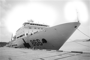 在浙江舟山某军港，和平方舟医院船即将起航参加“环太平洋―2014”演习 新华社发