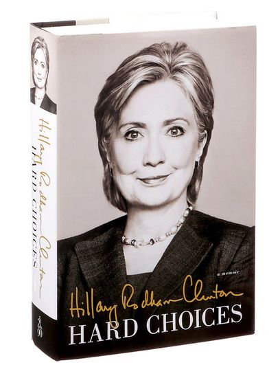 资料图：美国前国务卿希拉里-克林顿的新作《艰难抉择》。
