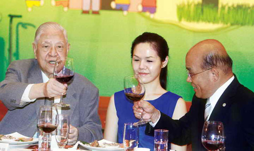 左起：李登辉、李登辉的孙女李坤仪、民进党主席苏贞昌