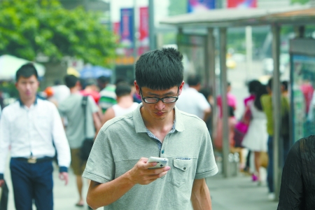 走路时看手机的市民 本组图片由记者 蒋雨龙 摄