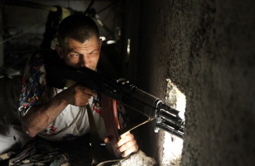 乌东部卢甘斯克市民兵从建筑物内向外射击(供图：法新社)