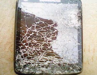 手机屏幕被雷电击碎。本报记者王尚磊摄
