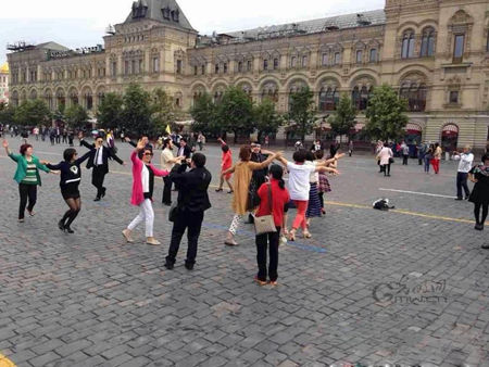 据网友微博曝中国大妈把广场舞跳到莫斯科红场