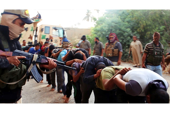 一个伊拉克武装分子网站发布的照片显示,isis的武装分子正押解着一群