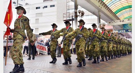 日本自衛隊士兵持槍上街遊行市民團體抗議圖